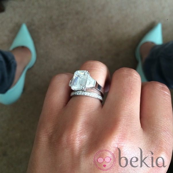 Cheryl Cole muestra sus anillos de compromiso y boda con Jean-Bernard Fernandez-Versini