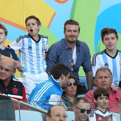 David Beckham con sus hijos Brooklyn, Romeo y Cruz en la final del Mundial de Brasil 2014