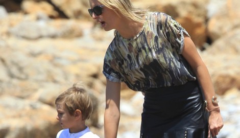 Karolina Kurkova con su hijo Tobin Drury en Ibiza