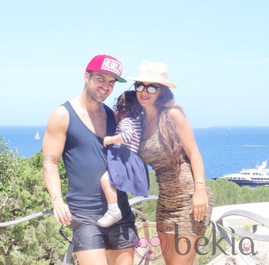 Cesc Fábregas y Daniella Semaan con su hija Lía en Cerdeña