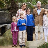 Felipe y Matilde de Bélgica posando con sus hijos en un parque marino