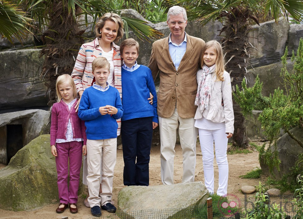 Felipe y Matilde de Bélgica posando con sus hijos en un parque marino