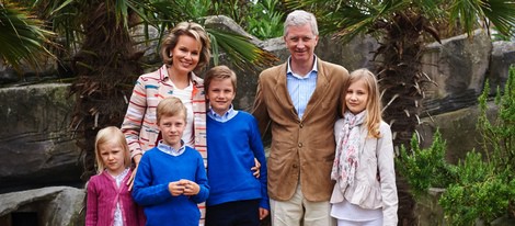 Felipe y Matilde de Bélgica posando con sus hijos en un parque marino