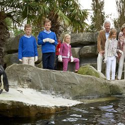 Los Reyes Felipe y Matilde de Bélgica con sus hijos observando unos pingüinos