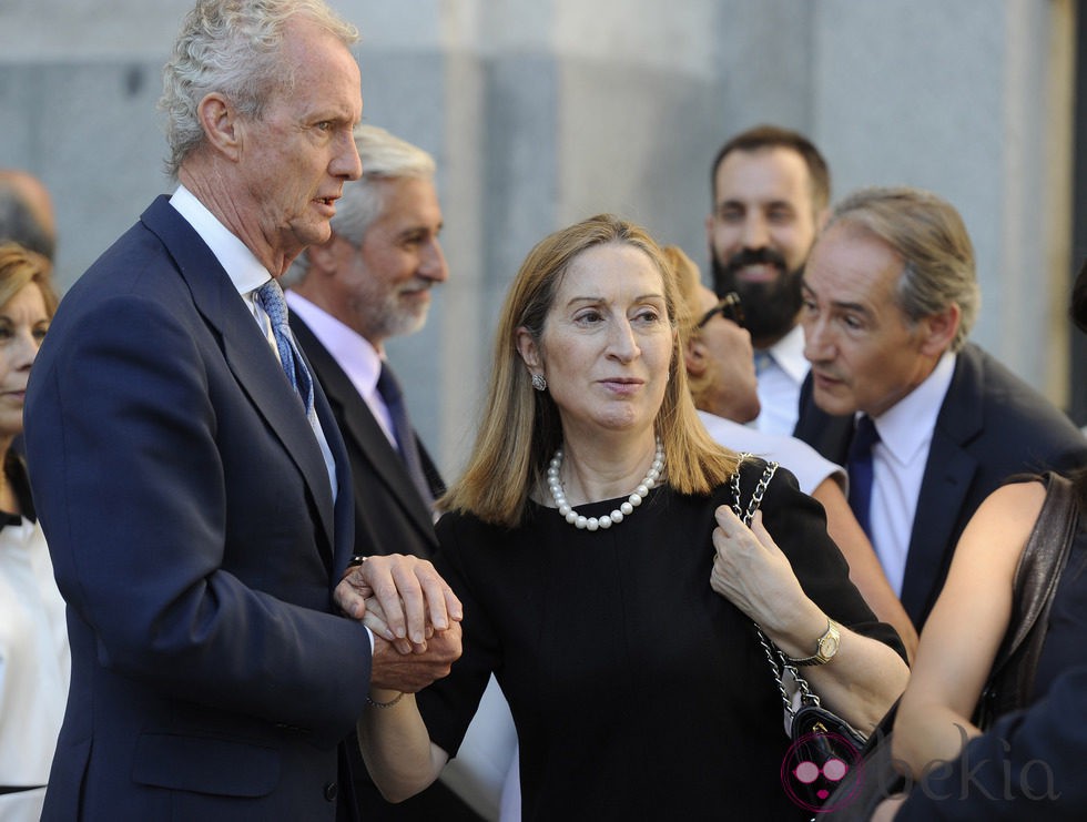 Ana Pastor y Pedro Morenés en el funeral de Victoriano Pastor