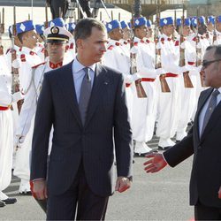 El Rey Felipe VI y la Reina Letizia son recibidos por Mohamed VI en el aeropuerto de Rabat