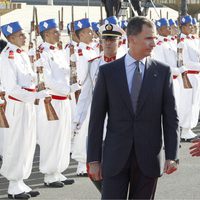 El Rey Felipe VI y la Reina Letizia son recibidos por Mohamed VI en el aeropuerto de Rabat