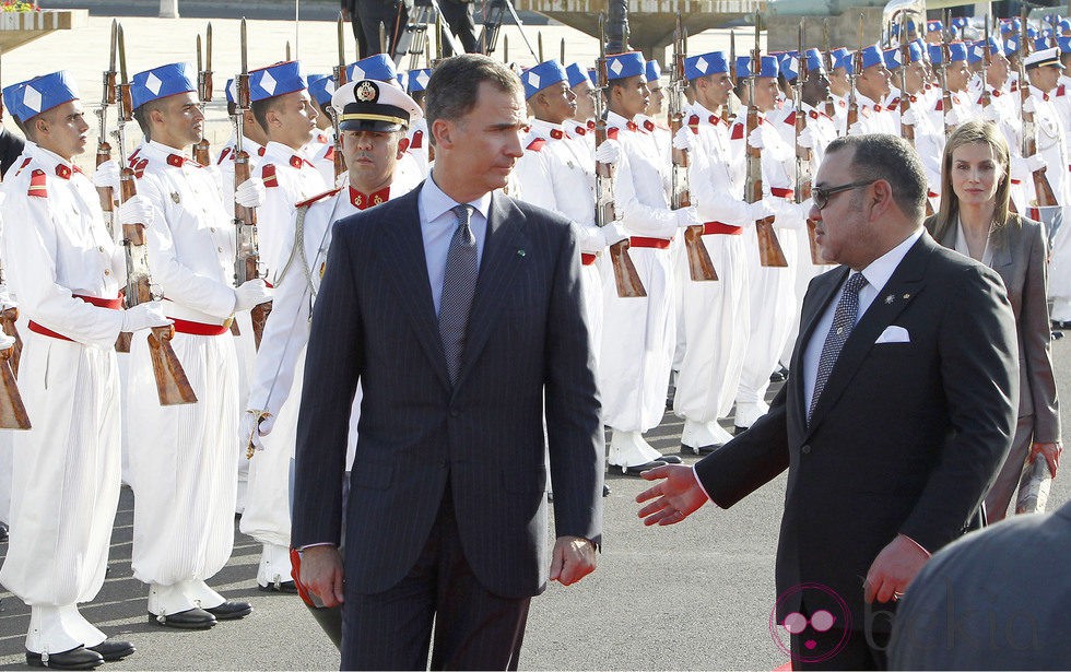 El Rey Felipe VI y la Reina Letizia son recibidos por Mohamed VI en el aeropuerto de Rabat