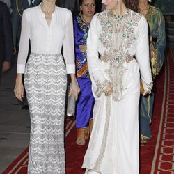 La Reina Letizia y Lalla Salma a su llegada a la cena de gala ofrecida en Marruecos