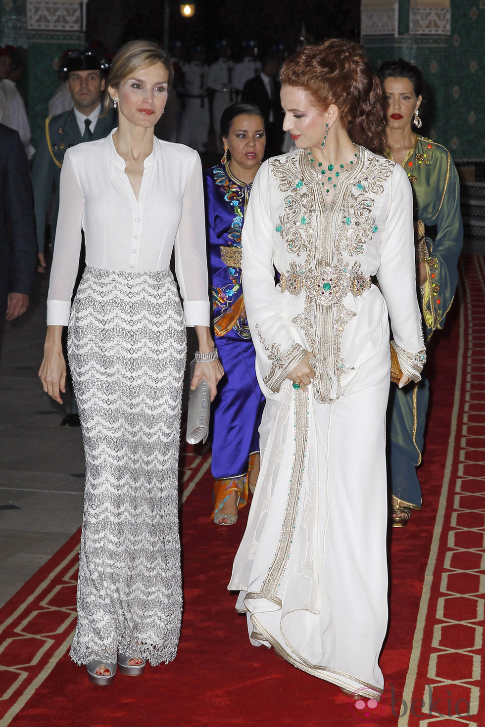 La Reina Letizia y Lalla Salma a su llegada a la cena de gala ofrecida en Marruecos