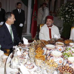 La Princesa Lalla Salma, el Rey Felipe VI, el Rey Mohamed VI y la Reina Letizia en la cena de gala organizada en Marruecos