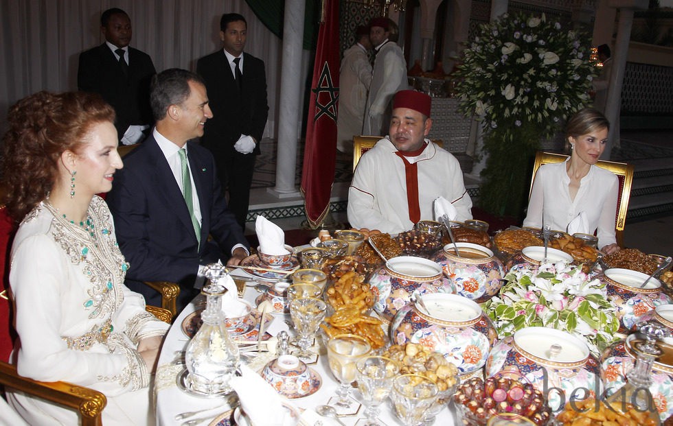 La Princesa Lalla Salma, el Rey Felipe VI, el Rey Mohamed VI y la Reina Letizia en la cena de gala organizada en Marruecos