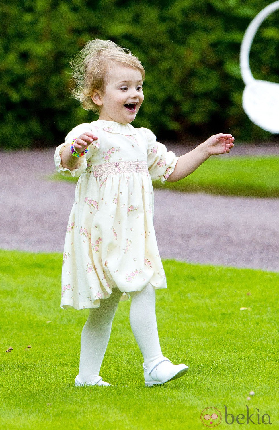 La Princesa Estela jugando el día del 37 cumpleaños de su madre