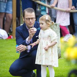 La Princesa Estela hace pompas de jabón en compañía del Príncipe Daniel en el 37 cumpleaños de Victoria de Suecia