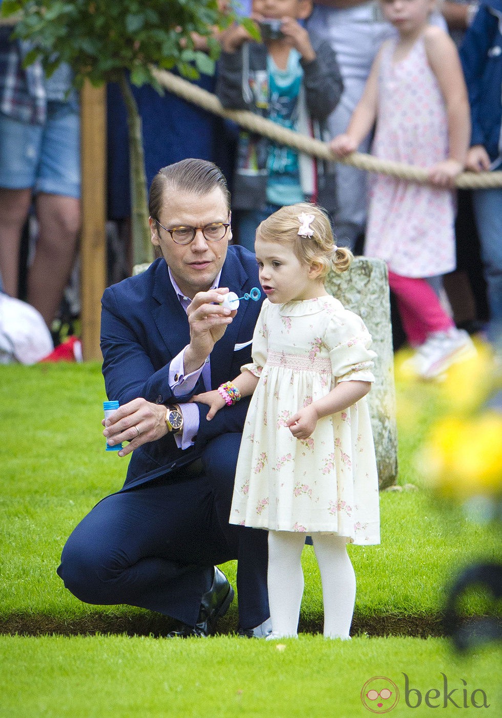 La Princesa Estela hace pompas de jabón en compañía del Príncipe Daniel en el 37 cumpleaños de Victoria de Suecia