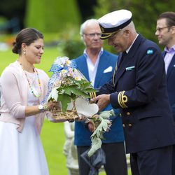 La Princesa Victoria de Suecia recibe un centro de flores el día de su 37 cumpleaños