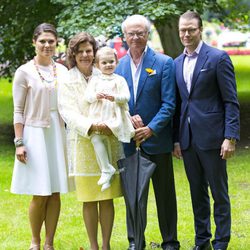 La Princesa Victoria de Suecia, la Reina Silvia, la Princesa Estela, el Rey Carlos Gustavo y el Príncipe Daniel en el 37 cumpleaños de la Princesa Heredera