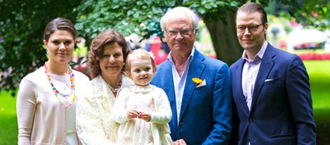 La Princesa Victoria de Suecia, la Reina Silvia, la Princesa Estela, el Rey Carlos Gustavo y el Príncipe Daniel en el 37 cumpleaños de la Princesa Heredera