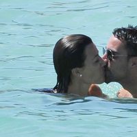 Xavi Hernández y Nuria Cunillera besándose en Ibiza en su primer aniversario de boda