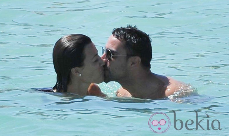 Xavi Hernández y Nuria Cunillera besándose en Ibiza en su primer aniversario de boda