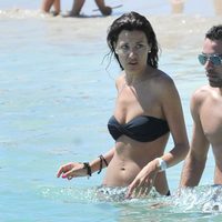 Xavi Hernández y Nuria Cunillera bañándose en Ibiza en su primer aniversario de boda