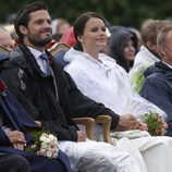 Carlos Felipe de Suecia tiende la mano bajo la lluvia a Sofia Hellqvist en su primer acto oficial tras anunciar su compromiso