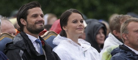 Carlos Felipe de Suecia tiende la mano bajo la lluvia a Sofia Hellqvist en su primer acto oficial tras anunciar su compromiso