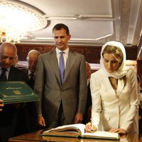 Los Reyes Felipe y Letizia firmando en el libro de honor del Mausoleo del Rey Mohamed V en Rabat