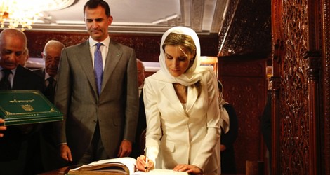 Los Reyes Felipe y Letizia firmando en el libro de honor del Mausoleo del Rey Mohamed V en Rabat