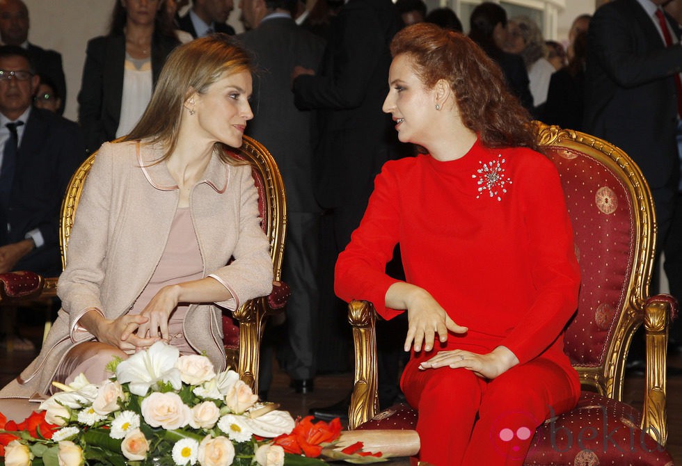 La Reina Letizia y la Princesa Lala Salma visitando un centro de investigación contra el cáncer de Rabat