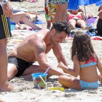 David Bustamante y Paula Echevarría jugando en la arena con su hija Daniella