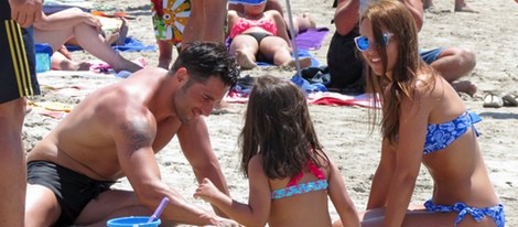 David Bustamante y Paula Echevarría jugando en la arena con su hija Daniella