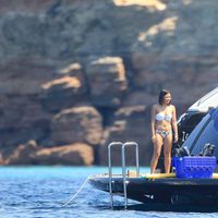 Mario Gotze y una amiga disfrutando de su yate en Ibiza