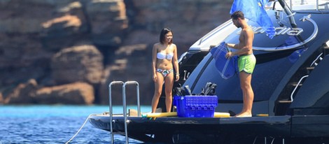 Mario Gotze y una amiga disfrutando de su yate en Ibiza