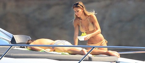 Mario Gotze y Ann Kathrin Vida disfrutando de un yate en Ibiza tras el Mundial