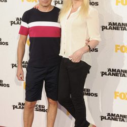 Topacio Fresh y su marido en el estreno de 'El amanecer del planeta de los simios' en Madrid