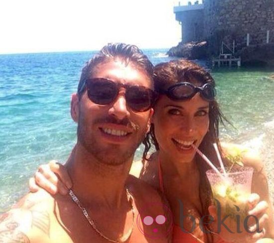 Sergio Ramos y Pilar Rubio disfrutan de un cóctel en la playa