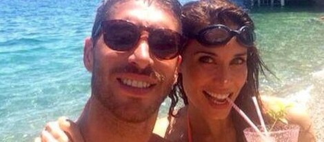 Sergio Ramos y Pilar Rubio disfrutan de un cóctel en la playa