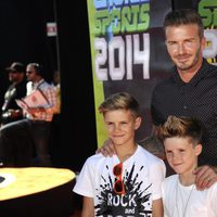 David Beckham con sus hijos Romeo y Cruz Beckham posando en los Premios Kids' Choice Sports