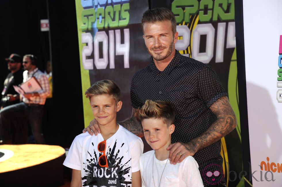 David Beckham con sus hijos Romeo y Cruz Beckham posando en los Premios Kids' Choice Sports