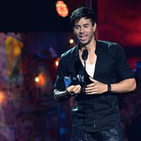 Enrique Iglesias recoge su galardón en los Premios Juventud 2014 