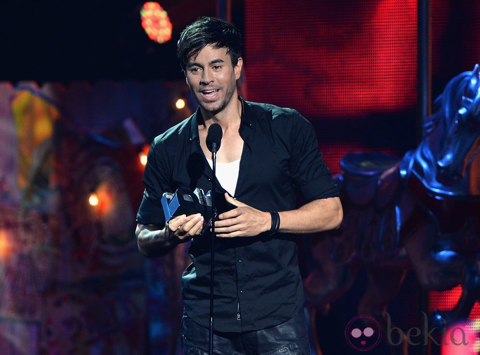 Enrique Iglesias recoge su galardón en los Premios Juventud 2014 