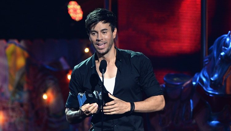 Enrique Iglesias recoge su galardón en los Premios Juventud 2014