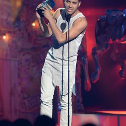 Prince Royce recoge su galardón en los Premios Juventud 2014