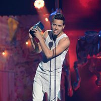 Prince Royce recoge su galardón en los Premios Juventud 2014