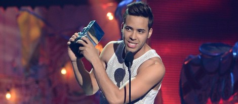 Prince Royce recoge su galardón en los Premios Juventud 2014