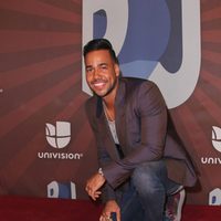 Romeo Santos junto a sus galardones