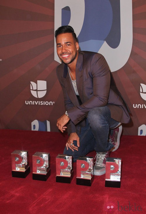 Romeo Santos junto a sus galardones