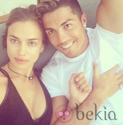 Irina Shayk y Cristiano Ronaldo se hacen una fotografía tras la derrota del Mundial 2014