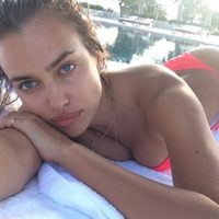 Irina Shayk posa en bikini sin una gota de maquillaje